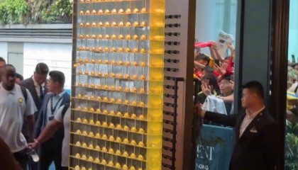 人气火爆！C罗抵达中国香港下榻酒店，酒店内外挤满了球迷