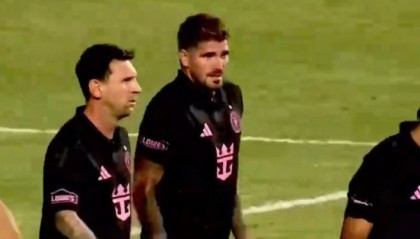 永利-梅西点球破门！险1分钟两球，破门之后不庆祝，苏亚雷斯造点